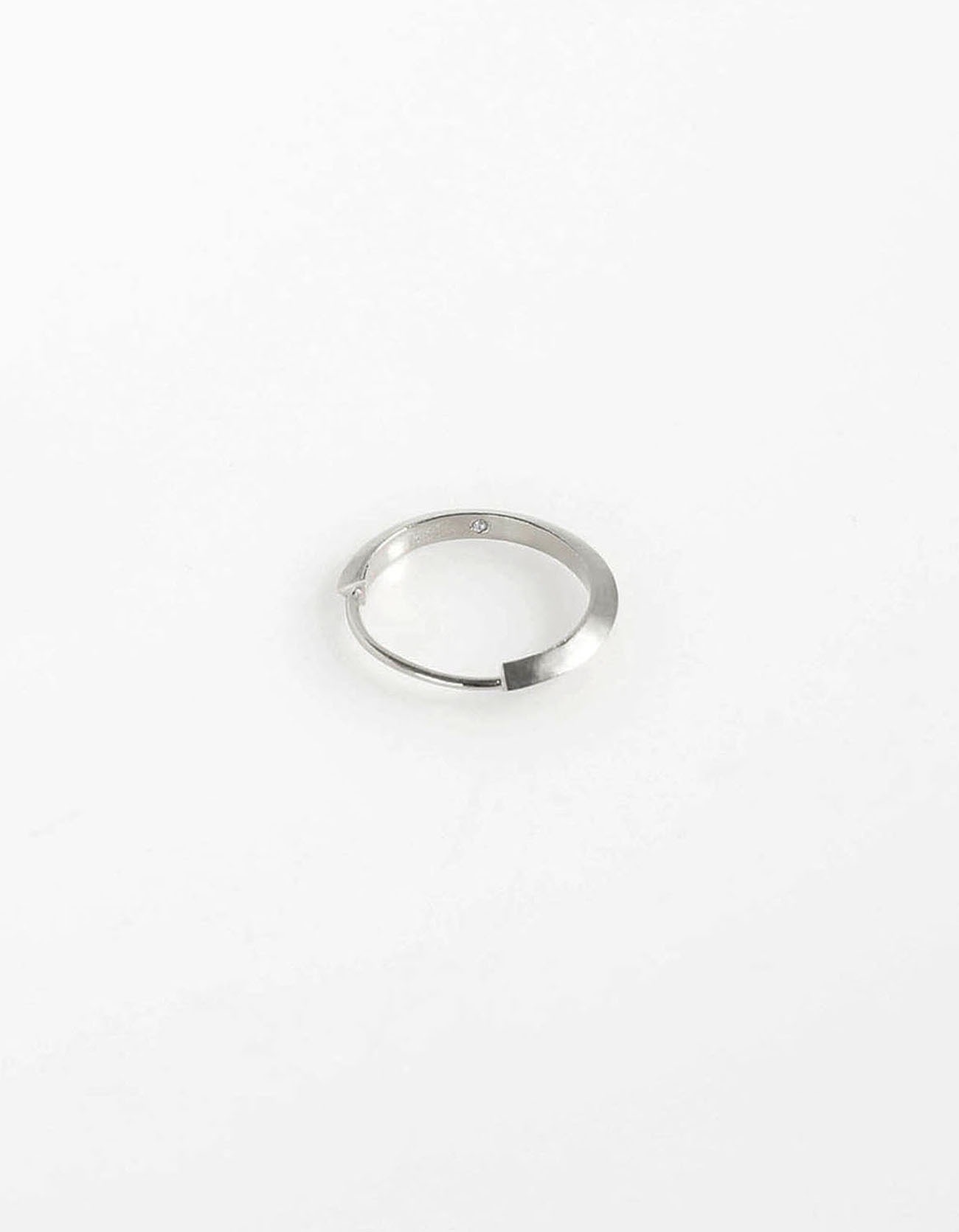 Triangle ring * Showroom only *